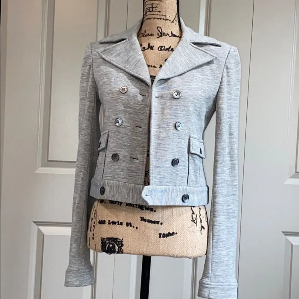 IISLI knit cropped blazer. - Picture 3 of 8